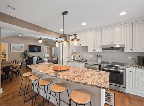 Cheerful 5-bedroom w/Screened Patio, Sleeps 10 in the heart of Fremont!