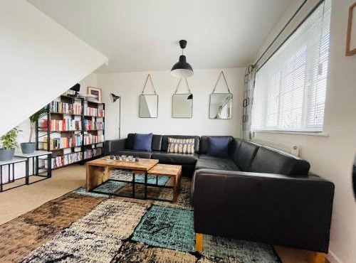 Cheerful 5-bedroom with free parking