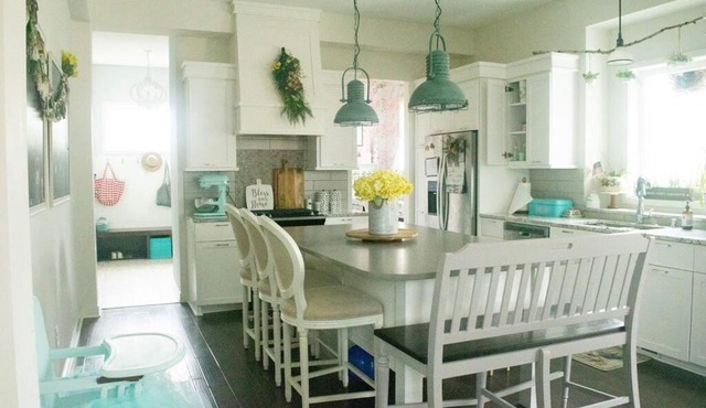 Cheerful 5 bedroom with indoor fireplace