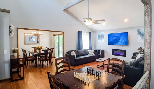 Cheerful 5 bedrooms house 15 mins to KC downtown