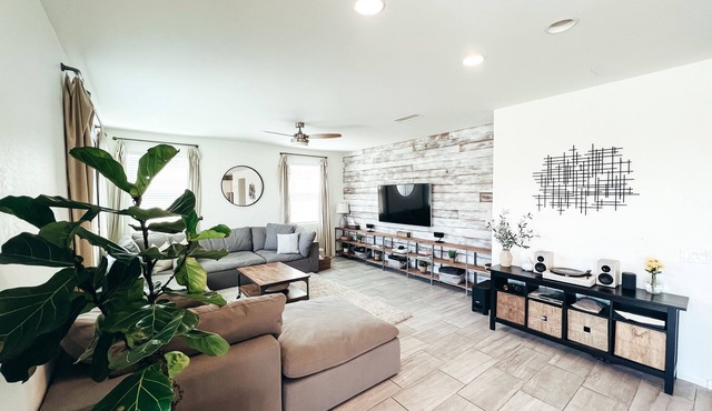 Cheerful 5-BR Family Friendly Home, Perfect Spot
