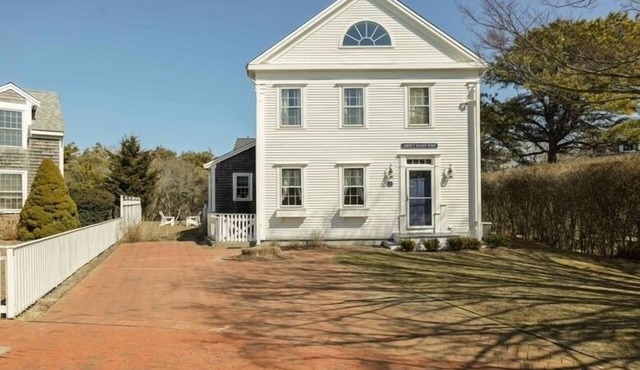 Cheerful 5 br Nantucket home; perfect for families