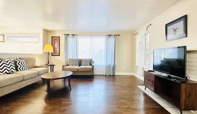 Cheerful 5B house/large yard/garage