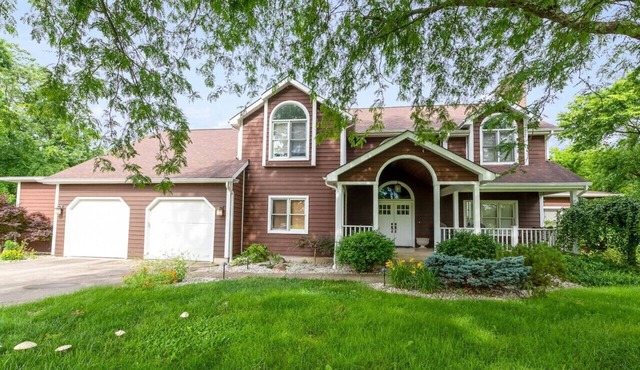 Cheerful 6-Bedroom Villa with fishing pond.