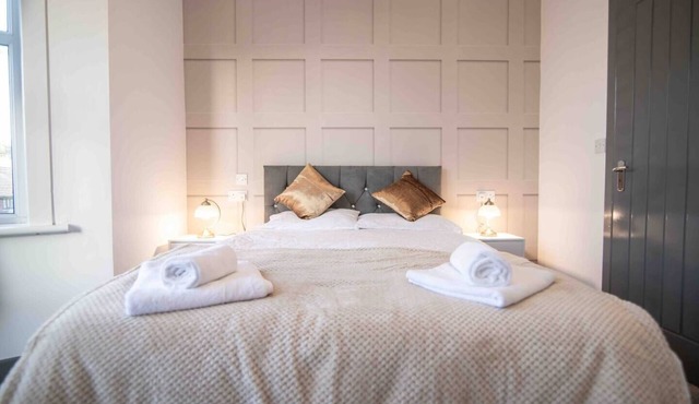 Cheerful 6 Bed with Hot Tub @ The Grey Elegance