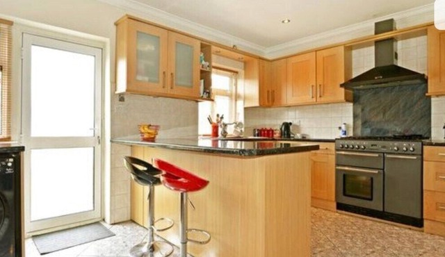 Cheerful 6 bedroom house- free parking and garden