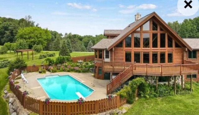 Cheerful 6 bedroom cabin with pool- vila Alexandra