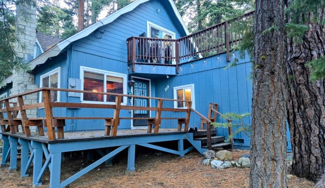 Cheerful and bright Tahoe City Cabin close to all!