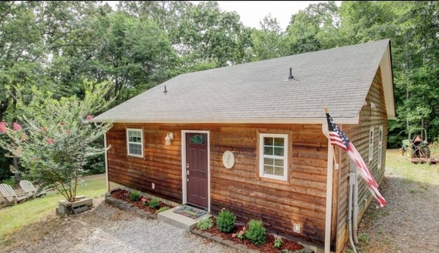 Cheerful and peaceful cottage nature retreat near amenities