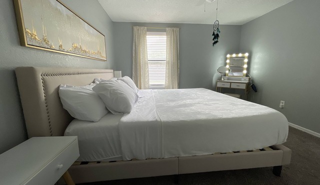 cheerful and quite 2-bedroom home near lake Hefner, OKC