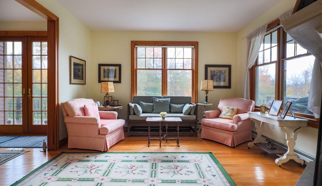 Cheerful and spacious lake-front vacation home