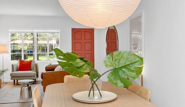 Cheerful and stylish 2-bedroom with parking, centrally located