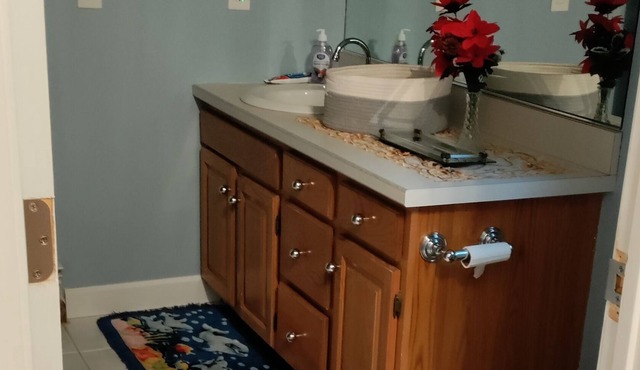 Cheerful and Tranquil Master Suite with Free parking