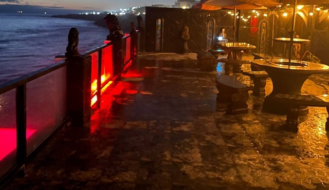 Cheerful beachside 5-bedroom Villa w/ pool