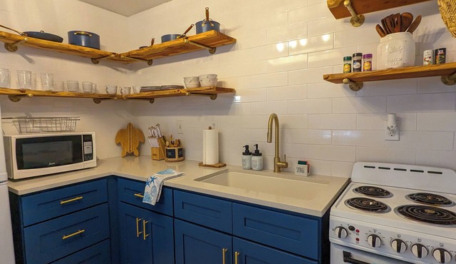 Cheerful Beach Bungalow next to the Ocean