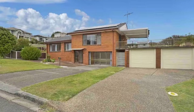 Cheerful beach house at redhead beach