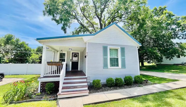 Cheerful Blue-Roof Bungalow