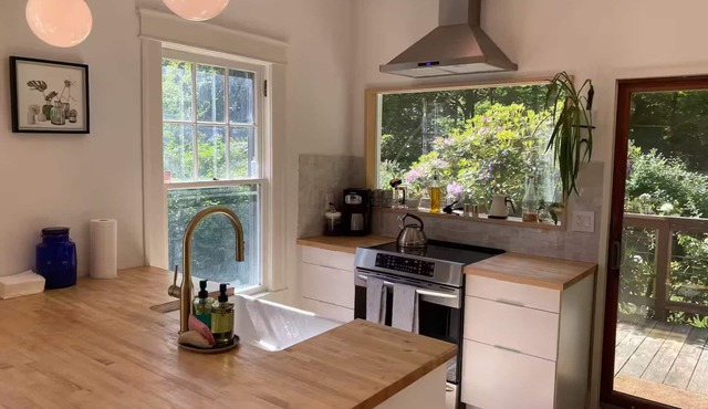 Cheerful bungalow with fireplace in town