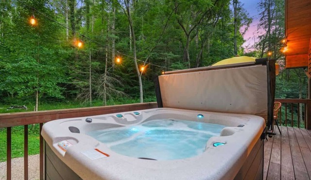 Cheerful Cabin, Games, Hottub, Swings, and Fun!