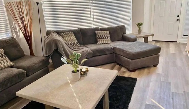 Cheerful cabin, tucked away, for nature lovers.