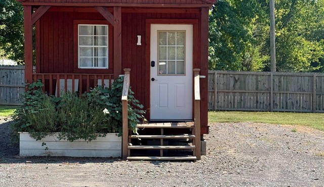 Cheerful cabin with KING bed and WiFi, AC in charming Plainview