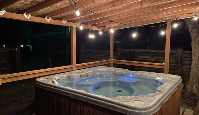 Cheerful Cabin With Hot Tub & Level 2 EV Charger