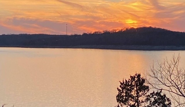 Cheerful Carefree Cottage with Stunning Lake Views