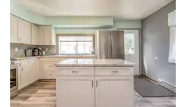 Cheerful centrally located 6-bedroom home