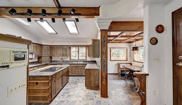 Cheerful chalet with hot tub! Sweeping views, close to town and trails!