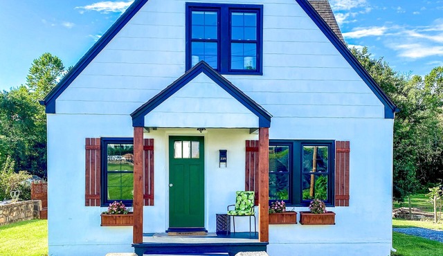 Cheerful & charming renovated cottage close to Skyline Drive, JMU, & Massanutten