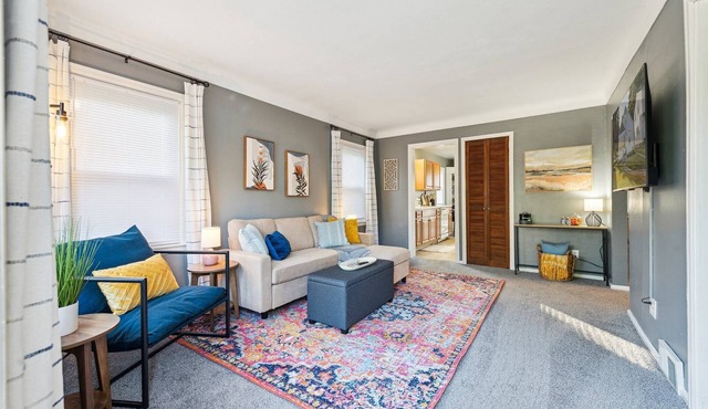 Cheerful & Clean 2br by TCC & Zoo! Fenced yard!