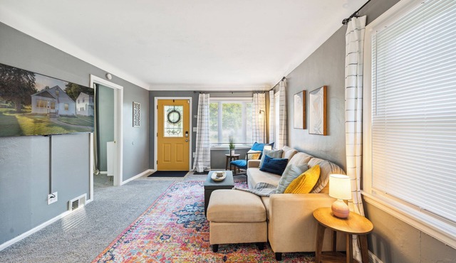 Cheerful & Clean 2br by TCC & Zoo! Fenced yard!