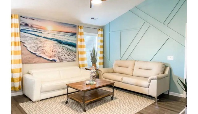 Cheerful Coastal Cottage, Minutes to the Beaches