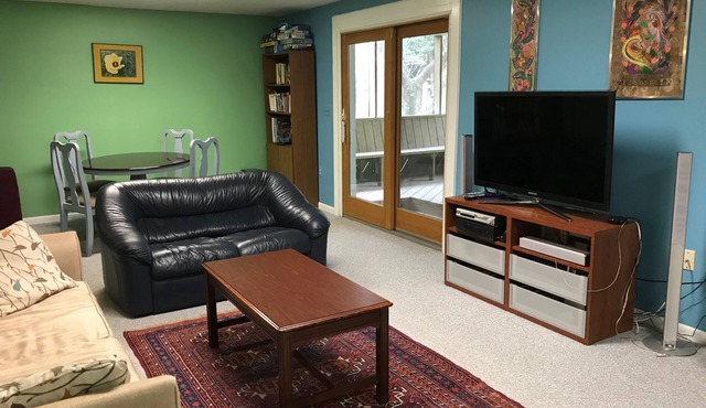 Cheerful, comfortable home in quiet lush area, 15 min from Washington DC