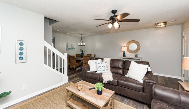 Cheerful & Comfy Townhome. Conveniently Located!