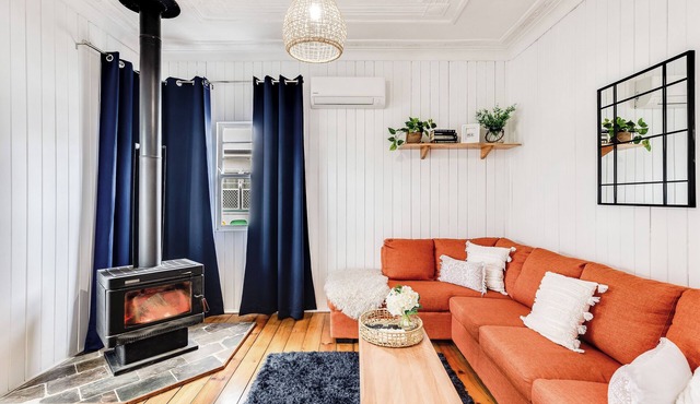 Cheerful, Cosy Cottage - Near Rose Garden!