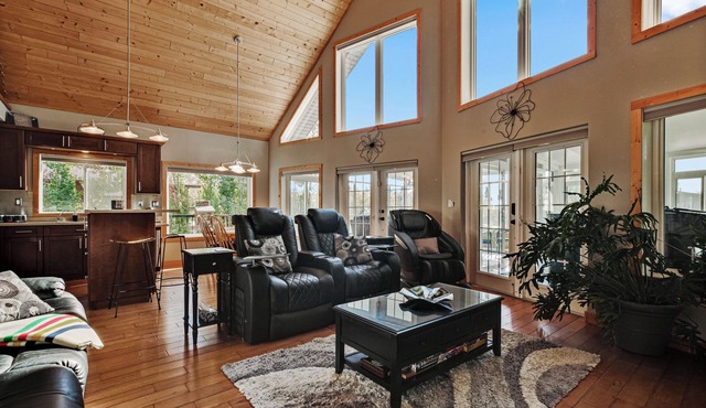 Cheerful Cottage with Indoor Hot Tub. Great Getaway!