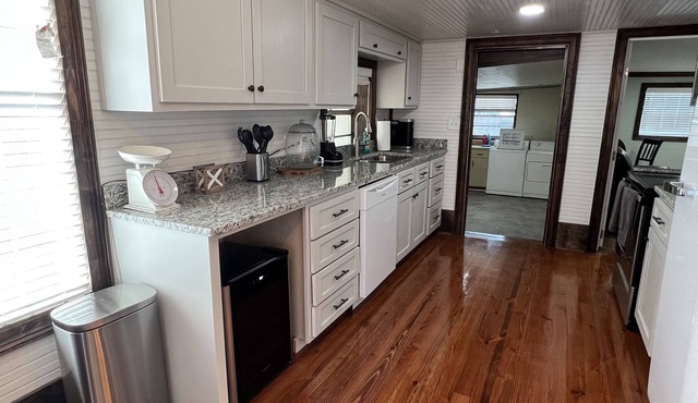 Cheerful Cottage adjacent to Buena Vista Square