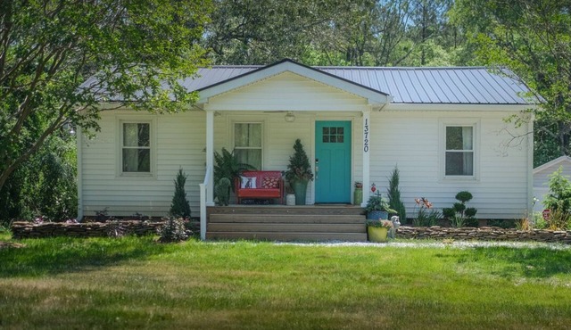 Cheerful cottage by Falls Lake, located between Raleigh, Durham, and Wake Forest