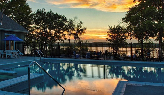 Cheerful Cottage Retreat in "The County" on East Lake resort with pool