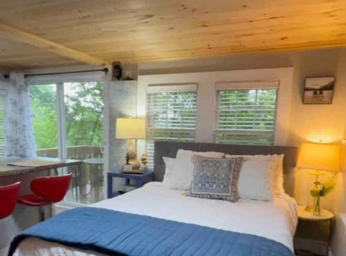 Cheerful Cottage Close to Everything 13