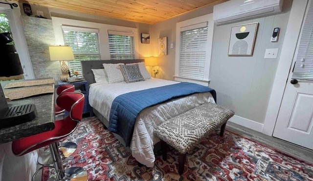 Cheerful Cottage Close to Everything 13