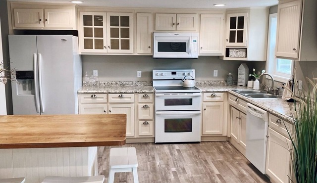 Cheerful Cottage Nestled on Beautiful Witmer Lake