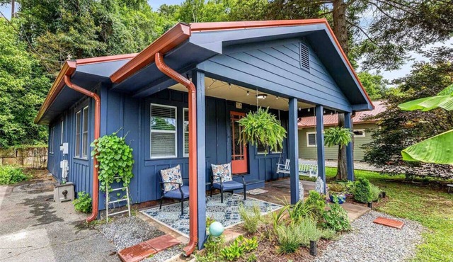 Cheerful Cottage Retreat + Quick Downtown Access