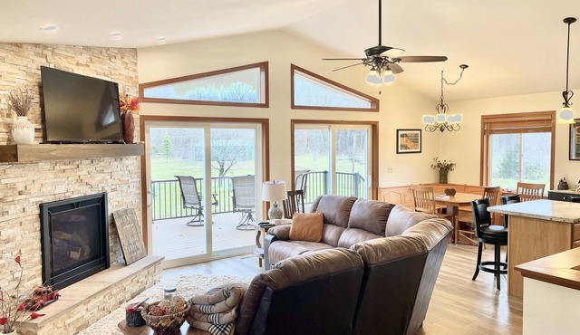 Cheerful cottage w/fireplace. Great location for exploring the Lake Pepin area!