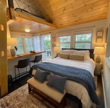 Cheerful Cottage with Loft Close to Everything 6