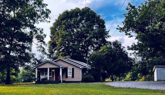 Cheerful Country Home With Free Parking And Wifi!