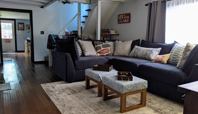 Cheerful & cozy 3 bedroom cottage near lake with hot tub