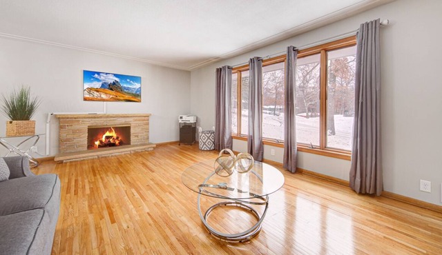 Cheerful, Cozy, 4 bedroom home with fireplaces