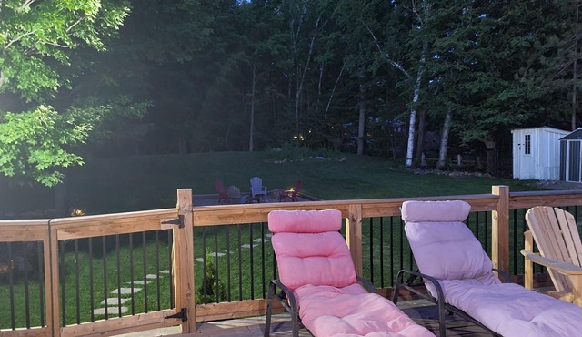 Cheerful & cozy 3 Bedroom Cottage w/Hot tub
